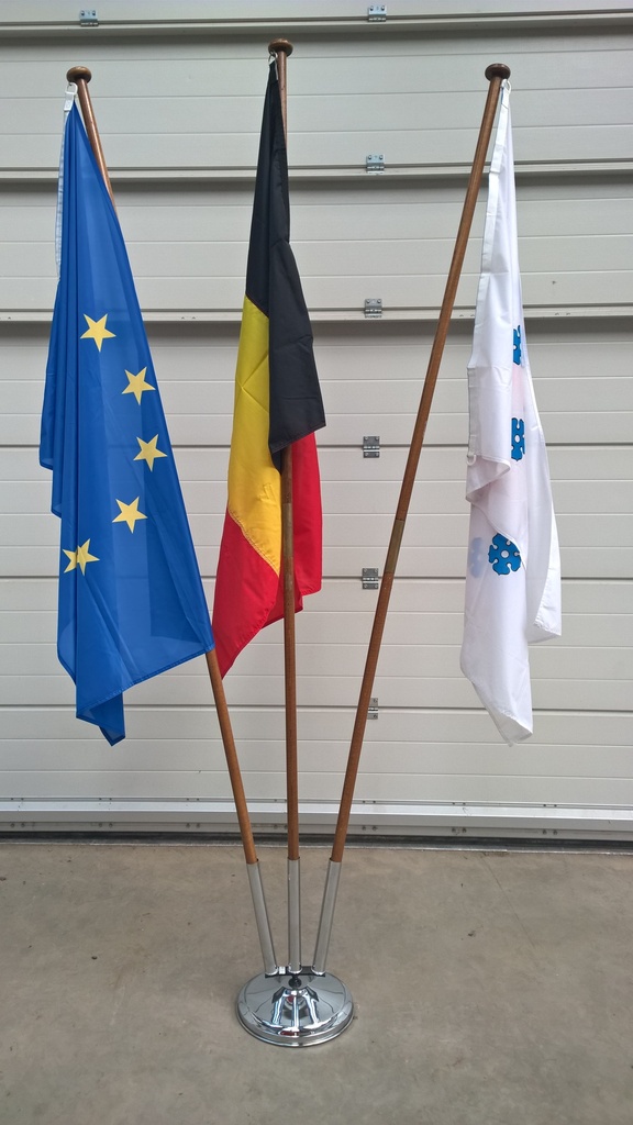 Fahnenhalter mit drei Fahnen: Belgien, Deutschsprachige Gemeinschaft, Europäische Union